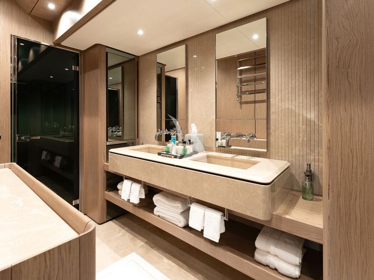 ISOTTA Ferretti 1000 Skydeck - VIP cabin bathroom ISOTTA Ferretti 1000 Skydeck - VIP cabin bathroom