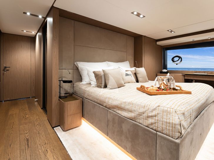 ISOTTA Ferretti 1000 Skydeck - VIP cabin ISOTTA Ferretti 1000 Skydeck - VIP cabin