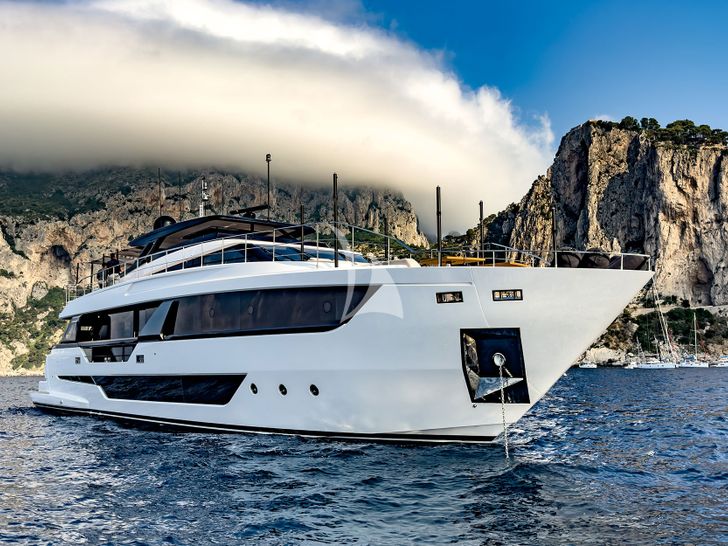 ISOTTA Ferretti 1000 Skydeck - bow shot ISOTTA Ferretti 1000 Skydeck - bow shot