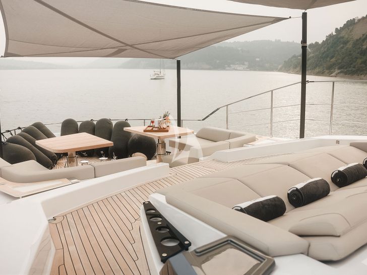 ISOTTA Ferretti 1000 Skydeck - skydeck lounging and sun beds ISOTTA Ferretti 1000 Skydeck - skydeck lounging and sun beds
