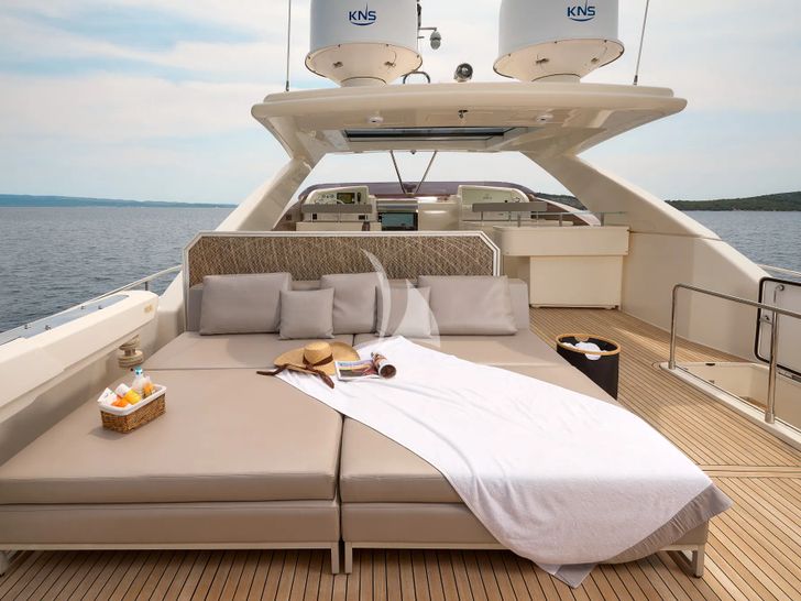 IVA Ferretti 960 - flybridge sunbeds IVA Ferretti 960 - flybridge sunbeds