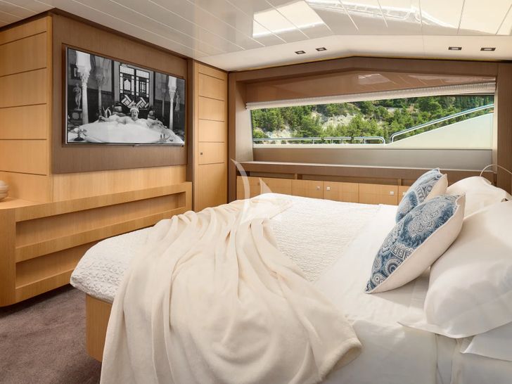 IVA Ferretti 960 - master cabin bed and TV IVA Ferretti 960 - master cabin bed and TV