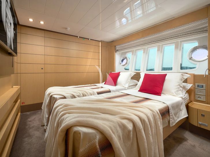 IVA Ferretti 960 - twin cabin IVA Ferretti 960 - twin cabin