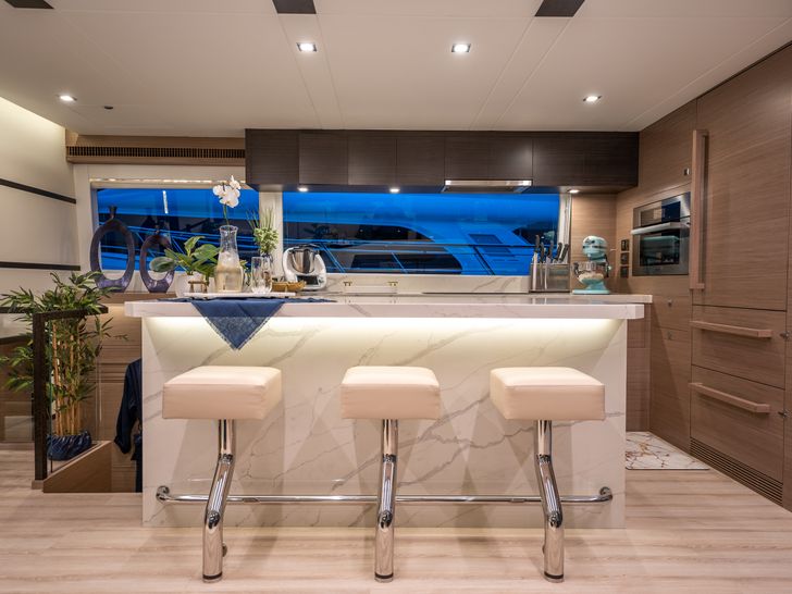 INDIGO Horizon 60 Power Cat - Saloon Bar INDIGO Horizon 60 Power Cat - Saloon Bar