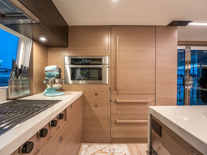 INDIGO Horizon 60 Power Cat - Galley INDIGO Horizon 60 Power Cat - Galley