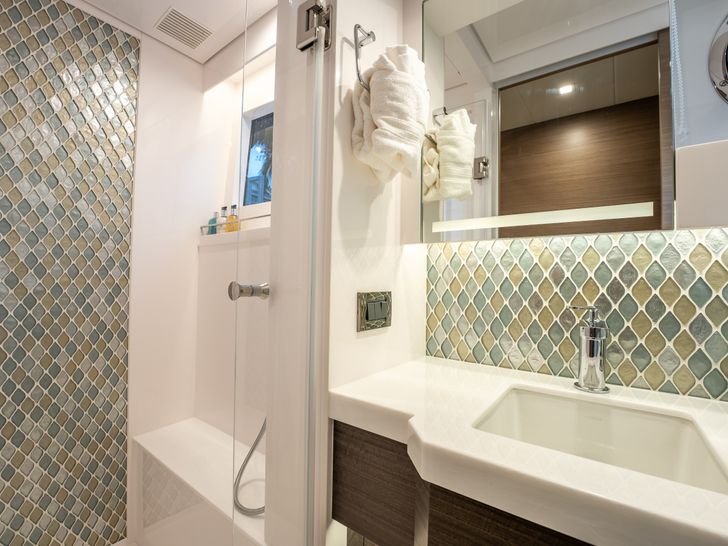 INDIGO Horizon 60 Power Cat - VIP Cabin Lavatory and Shower INDIGO Horizon 60 Power Cat - VIP Cabin Lavatory and Shower