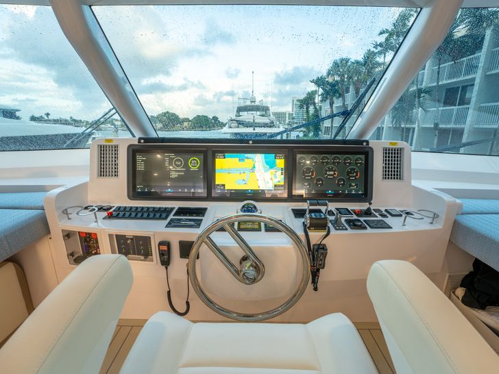 INDIGO Horizon 60 Power Cat - Cockpit or Helm INDIGO Horizon 60 Power Cat - Cockpit or Helm