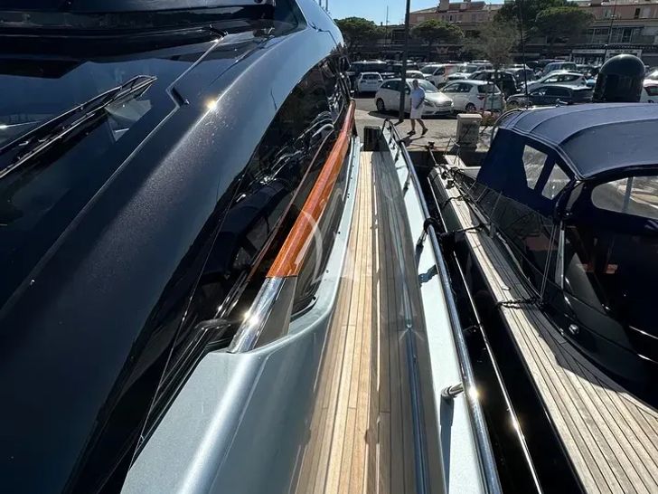 JACK II Riva 66 - side walkway JACK II Riva 66 - side walkway