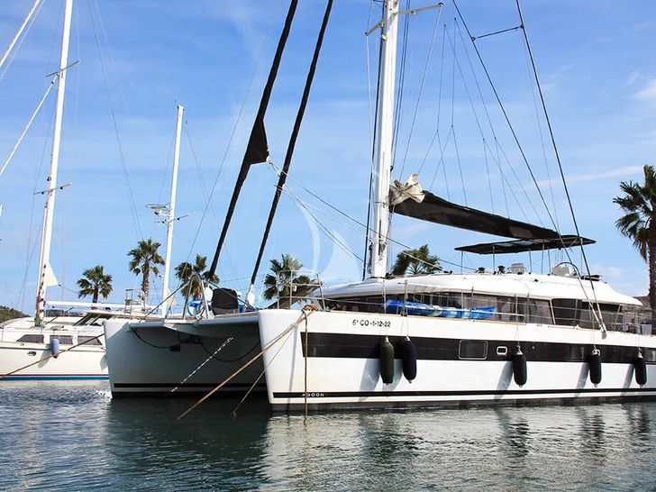 JARANA Lagoon 620 - anchored JARANA Lagoon 620 - anchored