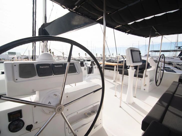 JARANA Lagoon 620 - flybridge helm JARANA Lagoon 620 - flybridge helm