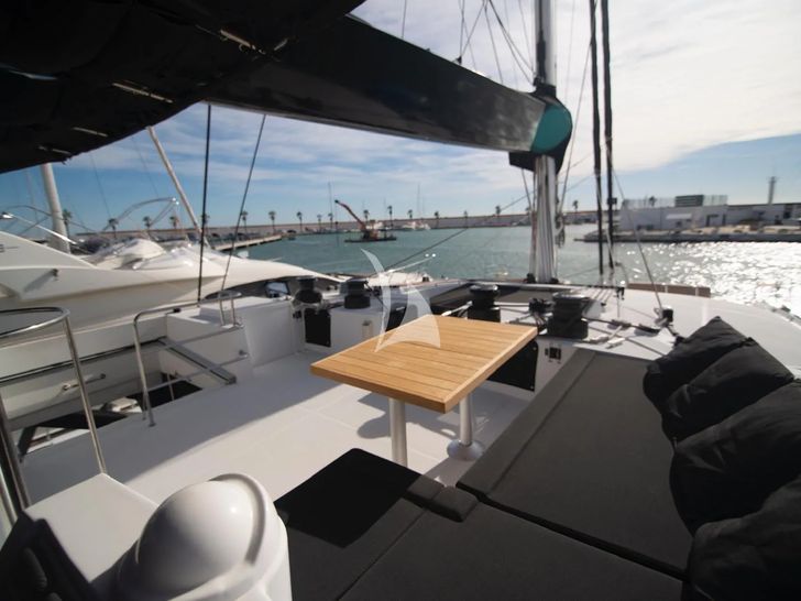 JARANA Lagoon 620 - flybridge lounge JARANA Lagoon 620 - flybridge lounge