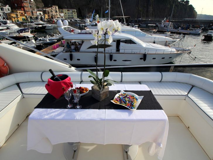 JAUNI Yacht Fly Dining