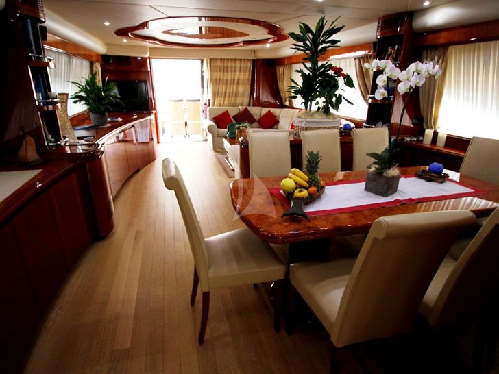 JAUNI Yacht Saloon