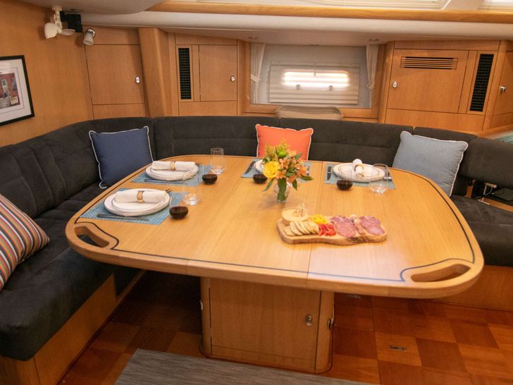 JERSEY GIRL Oyster 655 - indoor dining area JERSEY GIRL Oyster 655 - indoor dining area