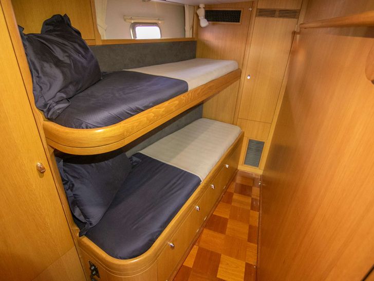 JERSEY GIRL Oyster 655 - twin bunk cabin JERSEY GIRL Oyster 655 - twin bunk cabin