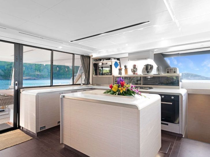 JEWEL Fountaine Pajot Alegria 67 - galley JEWEL Fountaine Pajot Alegria 67 - galley