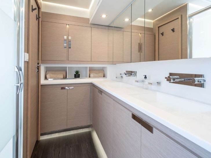 JEWEL Fountaine Pajot Alegria 67 - main cabin bathroom JEWEL Fountaine Pajot Alegria 67 - main cabin bathroom