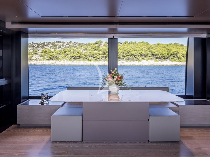 JICJ Sanlorenzo SL96A - saloon center table JICJ Sanlorenzo SL96A - saloon center table