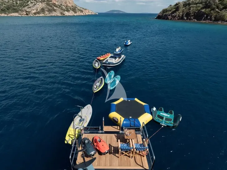 JO I Benetti Golden Bay 50m - water toys JO I Benetti Golden Bay 50m - water toys