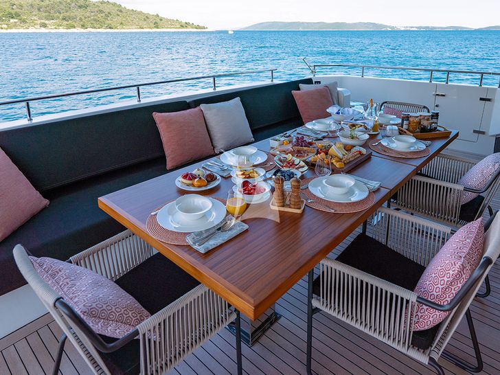 JOURNEY Sanlorenzo SL102 - alfresco dining setup JOURNEY Sanlorenzo SL102 - alfresco dining setup