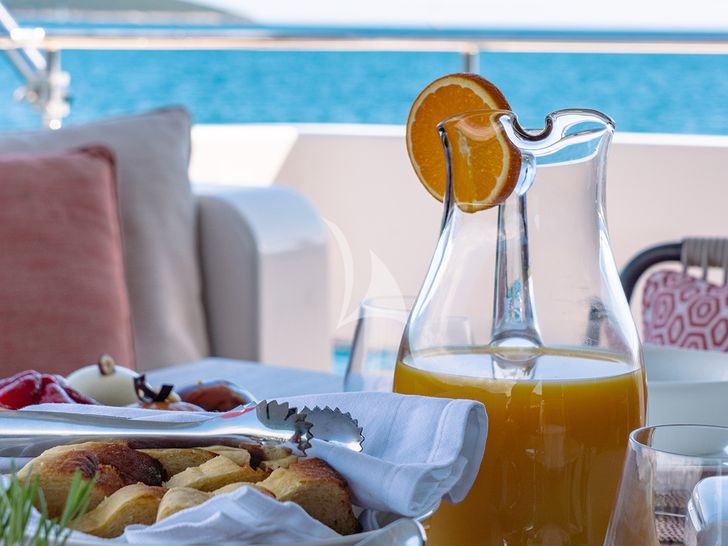 JOURNEY Sanlorenzo SL102 - sample breakfast JOURNEY Sanlorenzo SL102 - sample breakfast