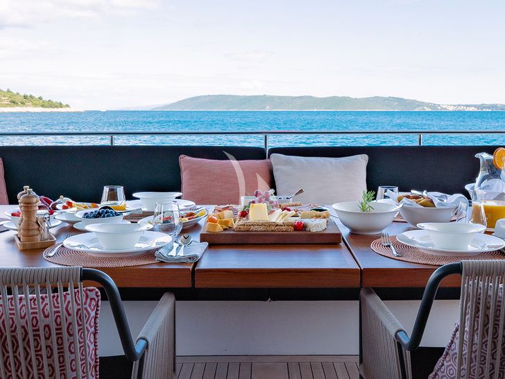 JOURNEY Sanlorenzo SL102 - alfresco breakfast JOURNEY Sanlorenzo SL102 - alfresco breakfast