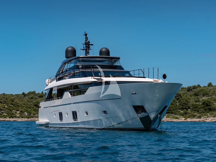 JOURNEY Sanlorenzo SL102 - bow shot with waterlines JOURNEY Sanlorenzo SL102 - bow shot with waterlines