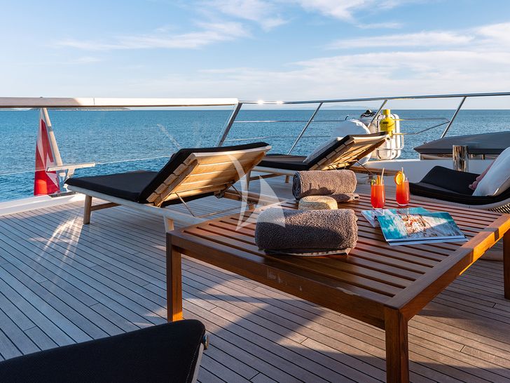 JOURNEY Sanlorenzo SL102 - flybridge bronzing area JOURNEY Sanlorenzo SL102 - flybridge bronzing area