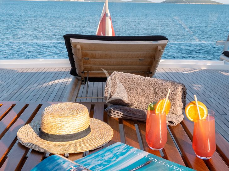 JOURNEY Sanlorenzo SL102 - cocktails on the swimming platform JOURNEY Sanlorenzo SL102 - cocktails on the swimming platform