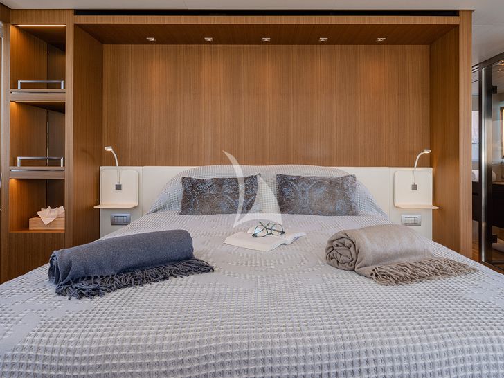 JOURNEY Sanlorenzo SL102 - master cabin bed JOURNEY Sanlorenzo SL102 - master cabin bed