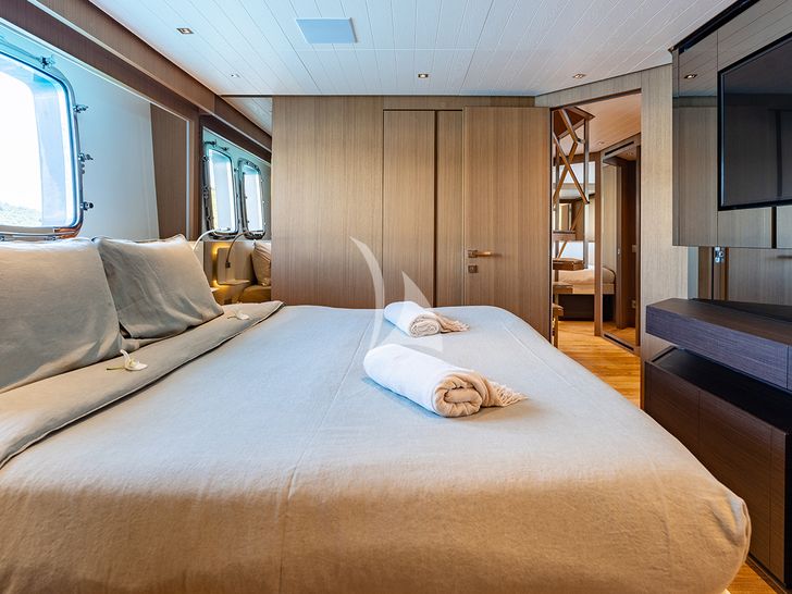 JOURNEY Sanlorenzo SL102 - VIP cabin 2 bed and TV JOURNEY Sanlorenzo SL102 - VIP cabin 2 bed and TV