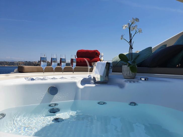 JPS Ferretti 800 - jacuzzi close up view JPS Ferretti 800 - jacuzzi close up view
