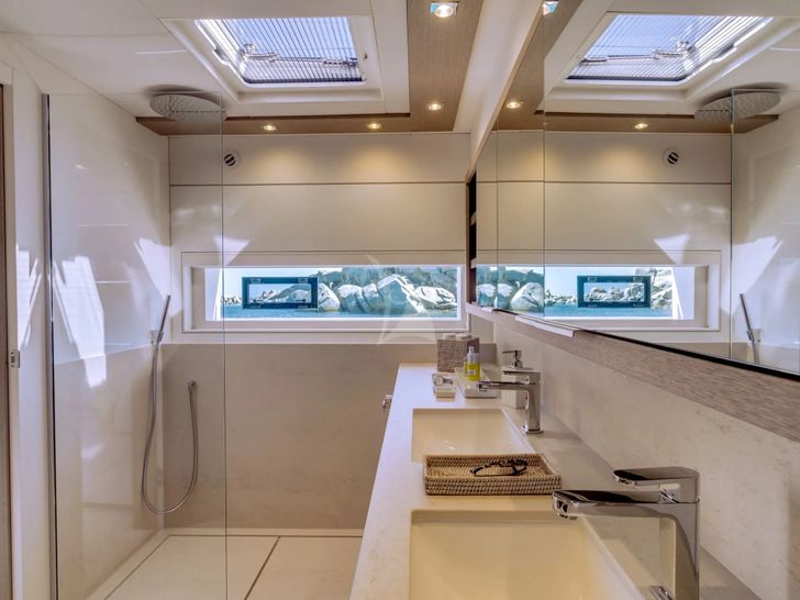 J. SPARROW Lagoon Seventy 7 - master cabin bathroom J. SPARROW Lagoon Seventy 7 - master cabin bathroom