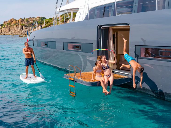 J. SPARROW Lagoon Seventy 7 - side swimming platform J. SPARROW Lagoon Seventy 7 - side swimming platform