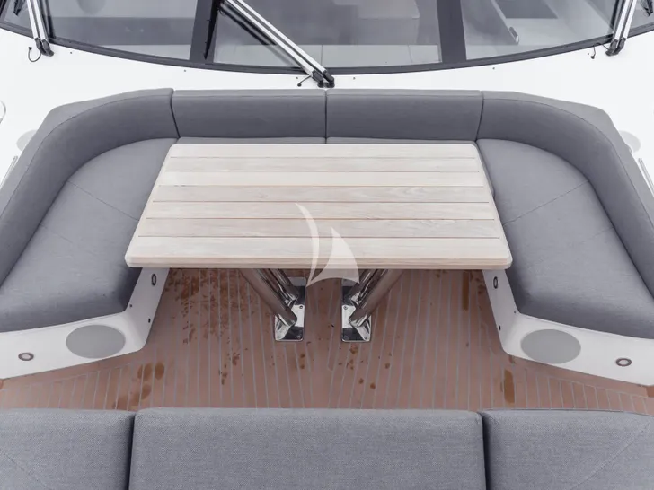 JUNIOR Sunseeker 88 - foredeck lounge with table JUNIOR Sunseeker 88 - foredeck lounge with table
