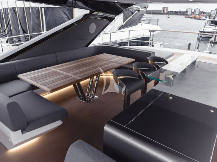 JUNIOR Sunseeker 88 - sun deck bar and dining table JUNIOR Sunseeker 88 - sun deck bar and dining table