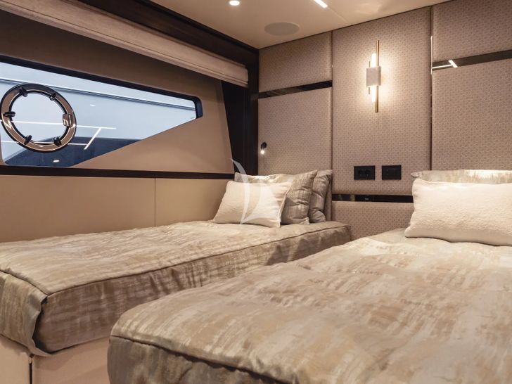 JUNIOR Sunseeker 88 - twin cabin 1 JUNIOR Sunseeker 88 - twin cabin 1