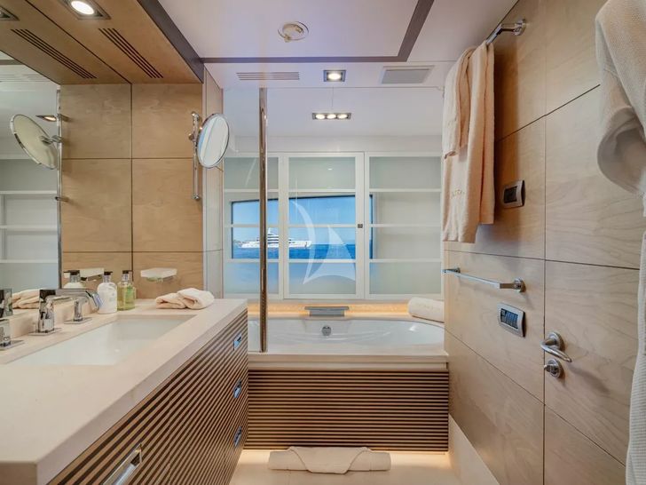 JUSTA DELIA Benetti Vision 145 - master cabin bathroom JUSTA DELIA Benetti Vision 145 - master cabin bathroom