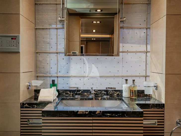 JUSTA DELIA Benetti Vision 145 - master cabin vanity JUSTA DELIA Benetti Vision 145 - master cabin vanity