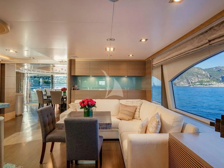 JUSTA DELIA Benetti Vision 145 - sky lounge JUSTA DELIA Benetti Vision 145 - sky lounge