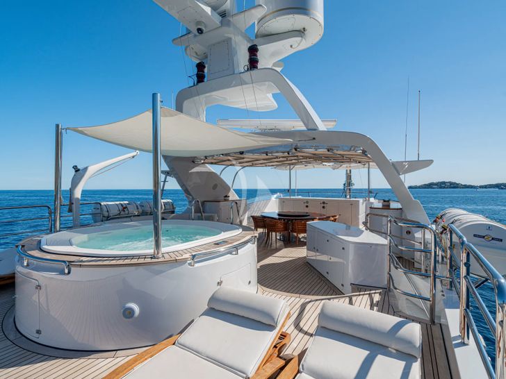 JUSTA DELIA Benetti Vision 145 - sun deck jacuzzi JUSTA DELIA Benetti Vision 145 - sun deck jacuzzi