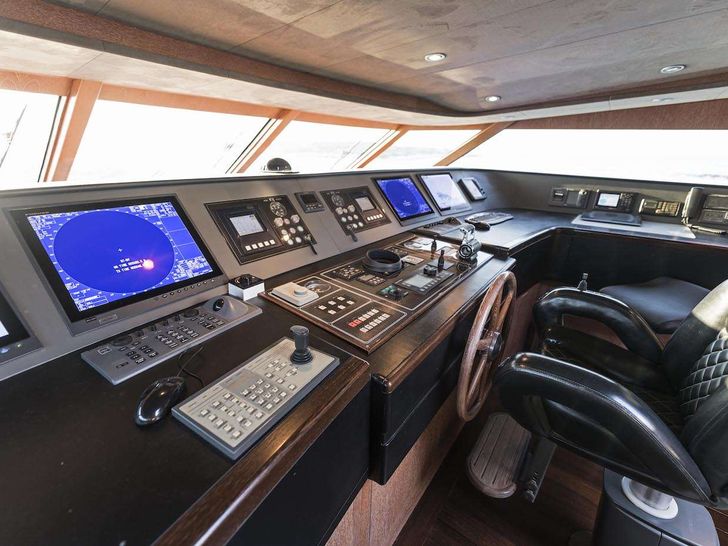 KALIMERA Cantieri di Pisa 31m - cockpit KALIMERA Cantieri di Pisa 31m - cockpit