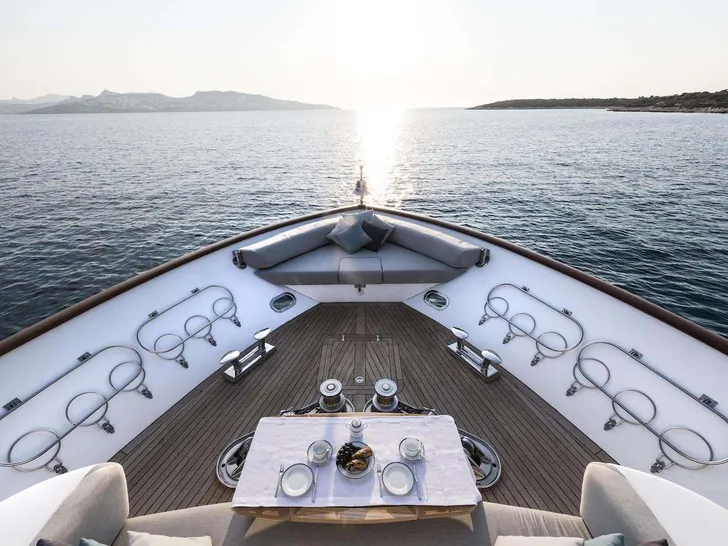 KALIMERA Cantieri di Pisa 31m - foredeck KALIMERA Cantieri di Pisa 31m - foredeck