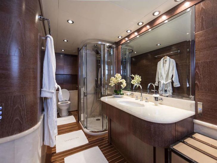 KALIMERA Cantieri di Pisa 31m - master cabin bathroom KALIMERA Cantieri di Pisa 31m - master cabin bathroom