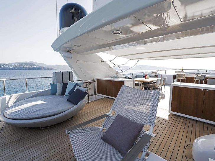 KALIMERA Cantieri di Pisa 31m - sun deck bar and seating KALIMERA Cantieri di Pisa 31m - sun deck bar and seating