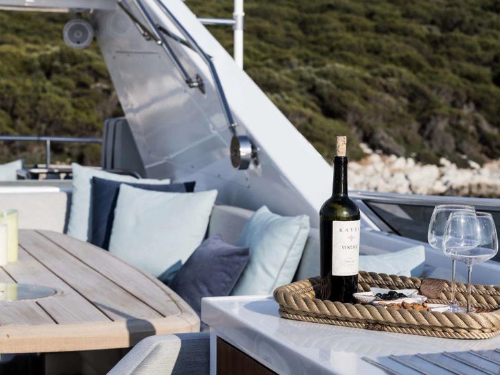 KALIMERA Cantieri di Pisa 31m - wine on the sundeck KALIMERA Cantieri di Pisa 31m - wine on the sundeck