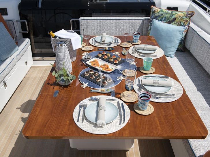 KARIBU Oyster 885 - alfresco dinner KARIBU Oyster 885 - alfresco dinner