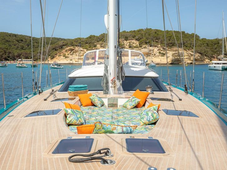 KARIBU Oyster 885 - foredeck bronzing area KARIBU Oyster 885 - foredeck bronzing area