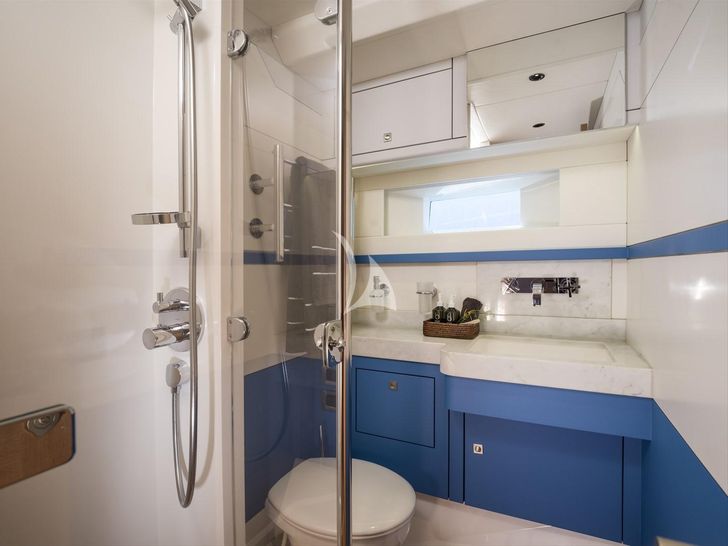 KARIBU Oyster 885 - master cabin bathroom KARIBU Oyster 885 - master cabin bathroom