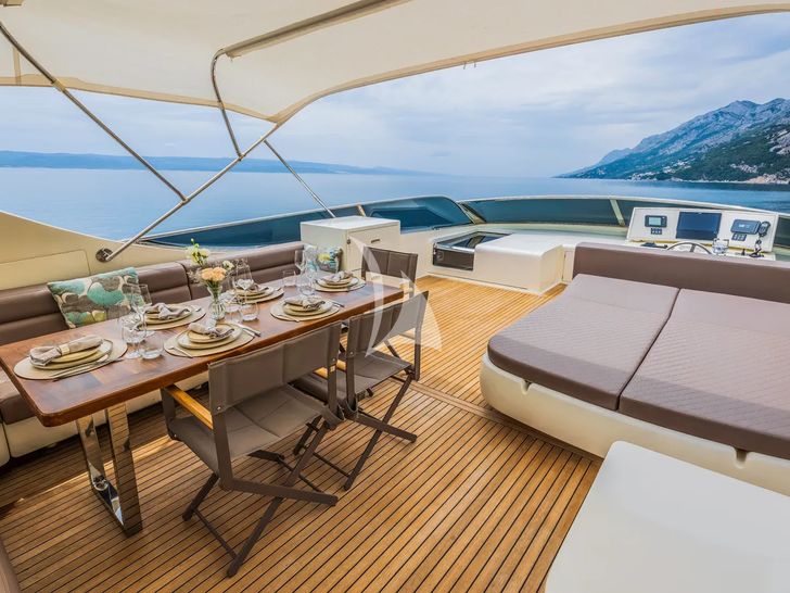 KARISMA Canados 86 - flybridge dining and sun bed KARISMA Canados 86 - flybridge dining and sun bed